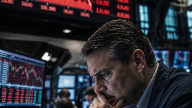 Market Decline: Chip Stocks Pressure S&P 500 Ahead of Major Earnings